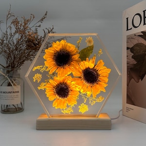 Flower resin lamp, birth flower epoxy lamp, sunflower lights shine brightly in the night, flower resin lamp, flower epoxy lamp, bedside lamp