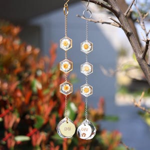 Customized Daisy Pressed Suncatcher,Daisy Dried Flowers,Resin Craft Pet Memorial Wind Chime,Personalized Name & Paw Charm,Gift For pet lover